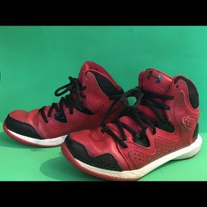 Boys size 4.5 Under Armour basketball shoe